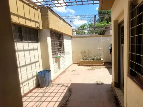 Amplia casa en venta en Godoy Cruz 4 habitaciones
