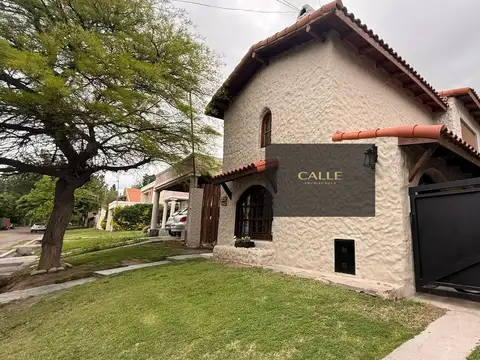 Casa en venta c/ cochera en Godoy Cruz