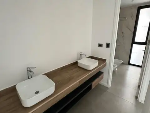 Depto Tipo Casa en Alquiler con 2 cocheras