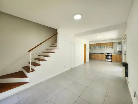 Casa de 2 dormitorios con jardín, parrillero y cochera