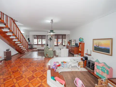 Casa en Venta con 2 cocheras