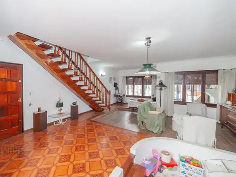 Casa 6 ambientes con 2 baños