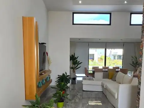 Casa en Alquiler con 2 cocheras