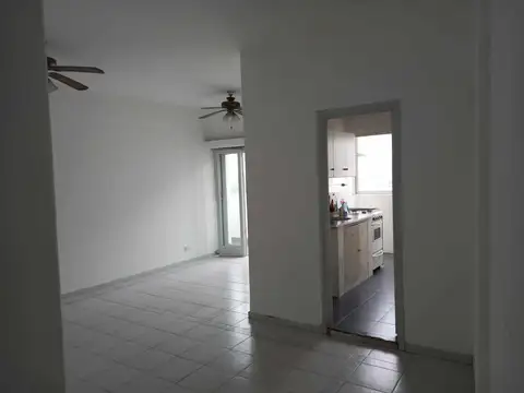 2 Ambientes super amplios con balcon con cerramiento 