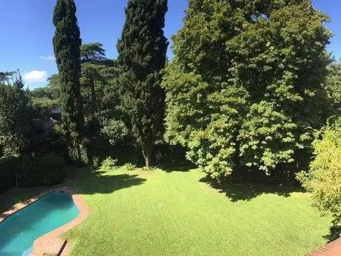 VENTA CASA   PILETA Y PARQUE EN SAN ISIDRO  ACEPTA PERMUTA APTO CREDITO