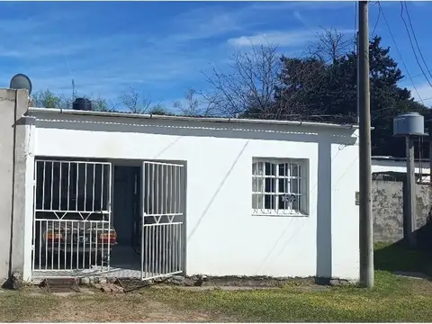 Casa 2 dormitorios. Apta crédito.
