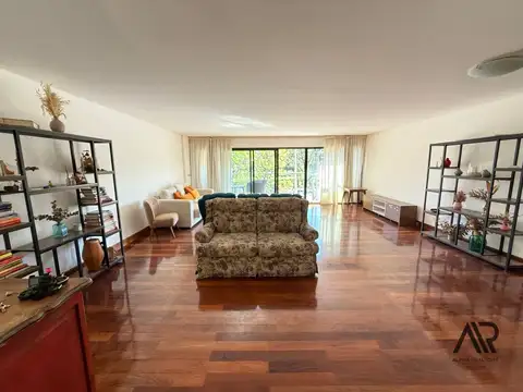 Apartamento en venta c/ cochera en Punta Carretas