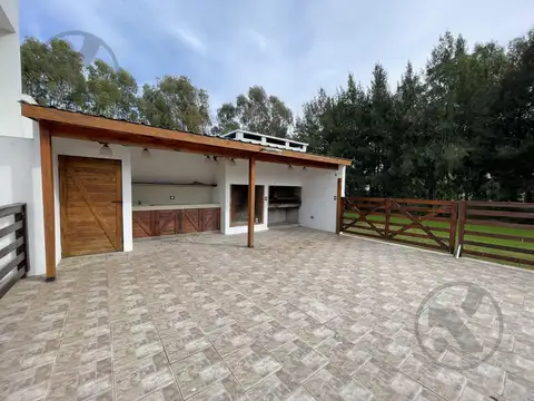 Casa 4 ambientes con 2 baños