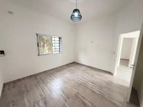 Casa en alquiler. 4 ambientes. Reciclado. Patio. Terraza. Apto mascotas
