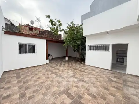 Casa en alquiler. 4 ambientes. Reciclado. Patio. Terraza. Apto mascotas