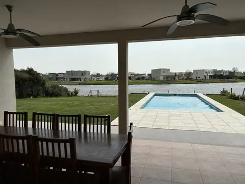 Casa en Alquiler con 1 cochera