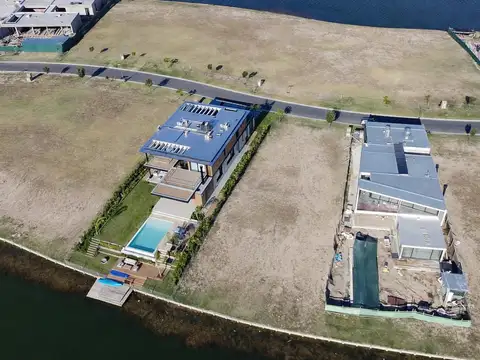 Espectacular lote con extenso espejo de agua en Puentes!