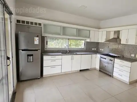 Casa en Alquiler con 2 cocheras