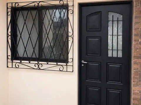 Casa en Alquiler en Villa Luzuriaga, $ 700.000