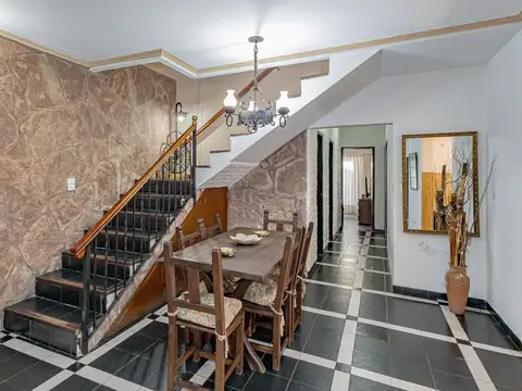 Casa 6 ambientes con 2 baños