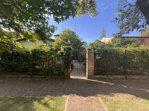 LINDA CASA CON GRAN JARDIN 