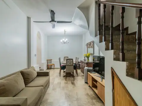 Casa 8 ambientes con 3 baños