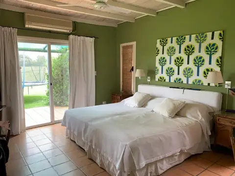 Casa en Alquiler con 2 cocheras