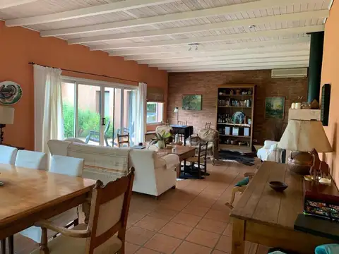 Casa 5 ambientes con 3 baños