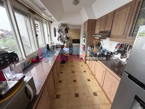 VENTA EXCELENTE CASA 5 AMBIENTES, COCHERA, JARDIN, PARRILLA - VILLA PUEYRREDON