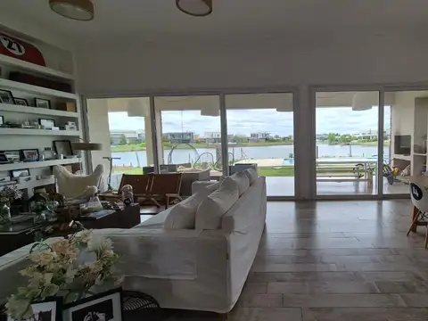 Casa 5 ambientes con 2 baños