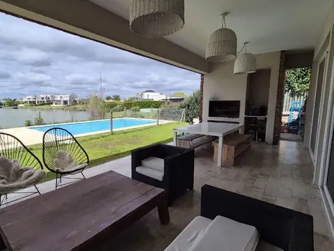 Av de los Lagos