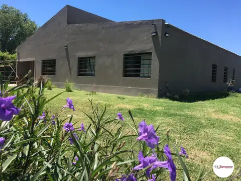 Venta Casa moderna 3 dormitorios  - Con amplio jardín- Lujan