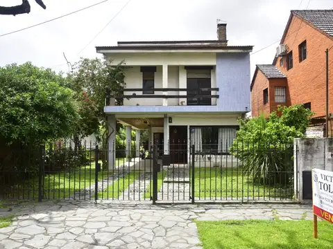 CASA EN VENTA DE 5 AMBIENTES CON PLAYROOM