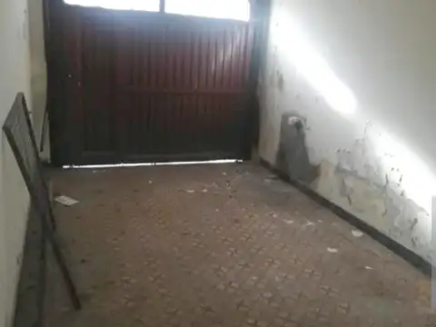FLORES NORTE CASA CON GARAGE A REFACCIONAR - A PASOS AV GAONA - A VALOR DEL TERRENO - OPORTUNIDAD  