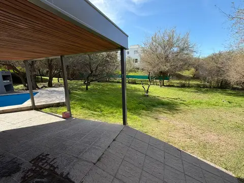 Excelente casa en Alquiler barrio Cumbres del Golf  - 1 planta - jardin y pileta