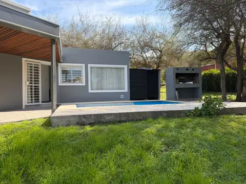 Casa en Alquiler con 2 cocheras