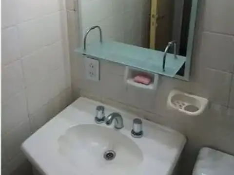 Melvin Jones 1500, Piso  PB