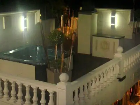 Casa 10 ambientes con 5 baños