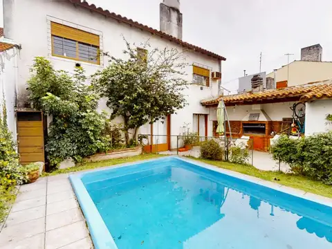 Casa en Venta de 5 Ambientes en Olivos con Jardín y Pileta