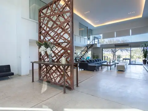 Casa en Alquiler con 2 cocheras