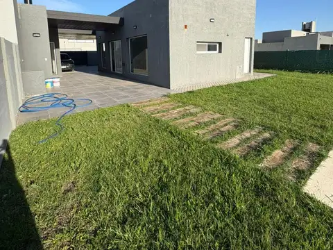 Casa en Venta con 3 cocheras