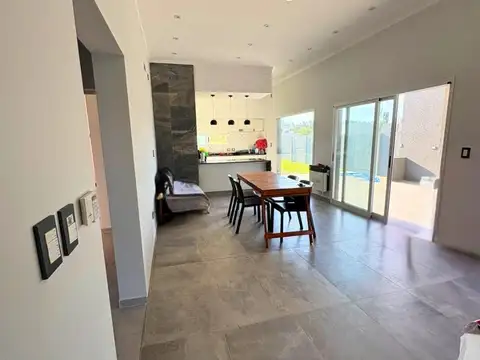 Casa en Venta con 3 cocheras