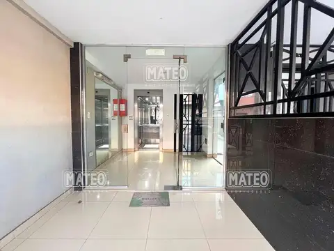 AMPLIO DEPARTAMENTO DE TRES AMBIENTES CON COCHERA