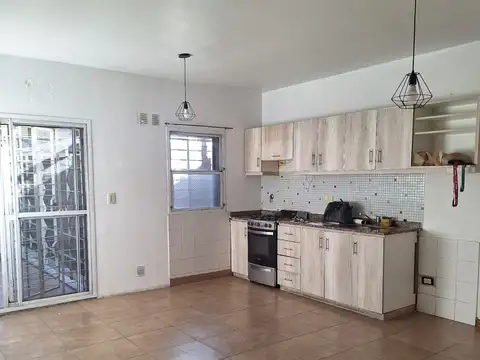 ALQUILA PH AL FRENTE TIPO CASA 2 AMB CON COCHERA  PATIO Y PARRILLA -VILLA BALLESTER-