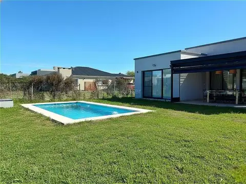 BARRIO SAN RAMON, VENTA CASA 4 AMBIENTES LOTE INTERNO
