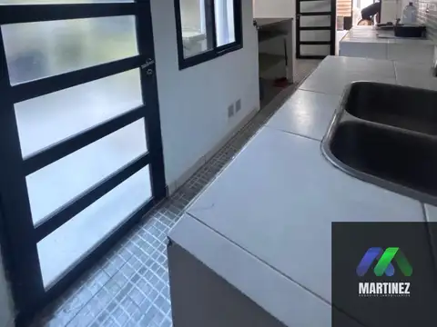 Casa en Alquiler con 1 cochera