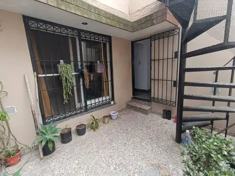 Casa de tres ambientes con terraza en alquiler 