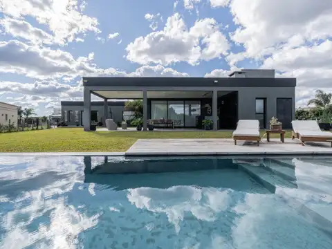 Venta casa de diseño en una planta con 4 dormitorios. Haras Santa María