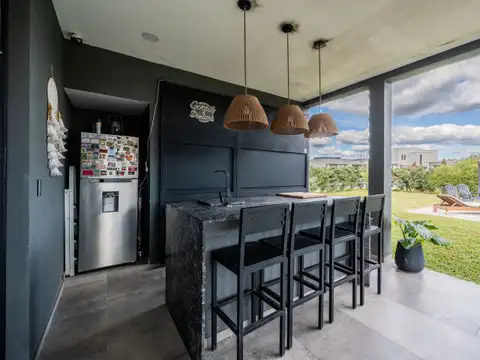 Casa en Venta con 3 cocheras