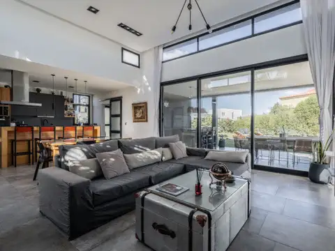 Venta casa de diseño en una planta con 4 dormitorios. Haras Santa María