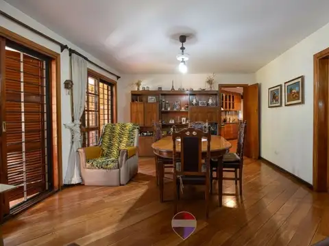 Casa 9 ambientes con 4 baños