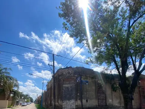 VENTA Esquina céntrica con edificación a demoler 
