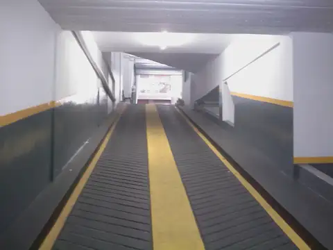 Garage 76 Cocheras Fijas 9 Motos - 130 Totales 2000m 3 plantas a metros de Rivadavia