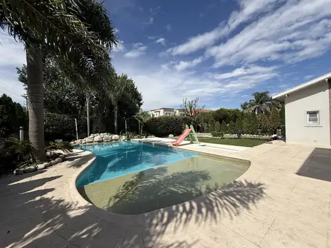 Casa 5 ambientes con 4 baños