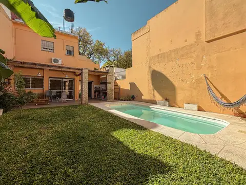 Casa de 3 dormitorios con cochera, pileta y quincho